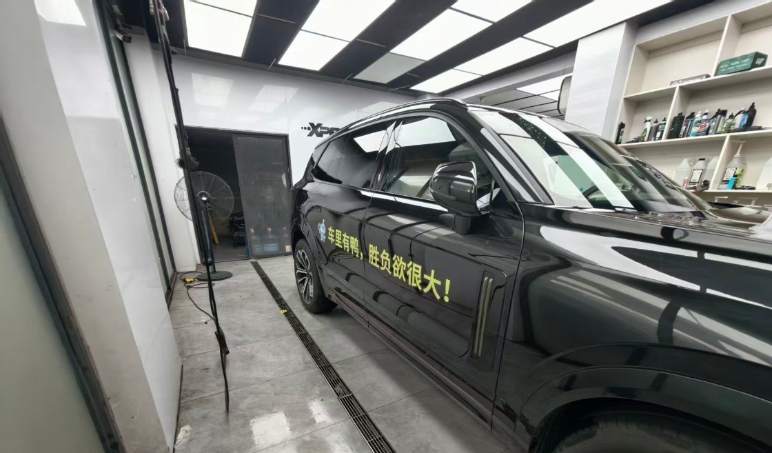 苏超一开战，南京人的精神状态就写在了痛车上：“车里有鸭，胜负欲很大”。确实，是整