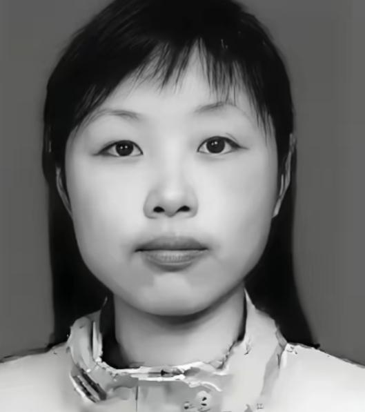 2008年，汶川地震，她被埋进废墟，身体断成三截，救援人员赶到时，发现她用身体死