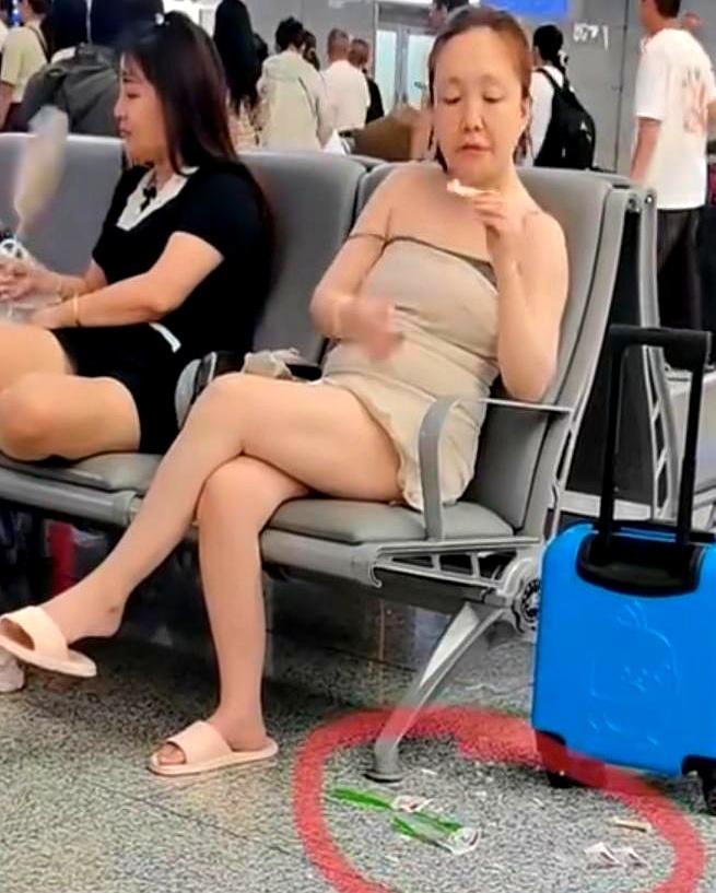 在早高峰的电梯口，西装男举着咖啡，肩一横，把拐杖老伯挤到门缝里；同一层，工服小伙