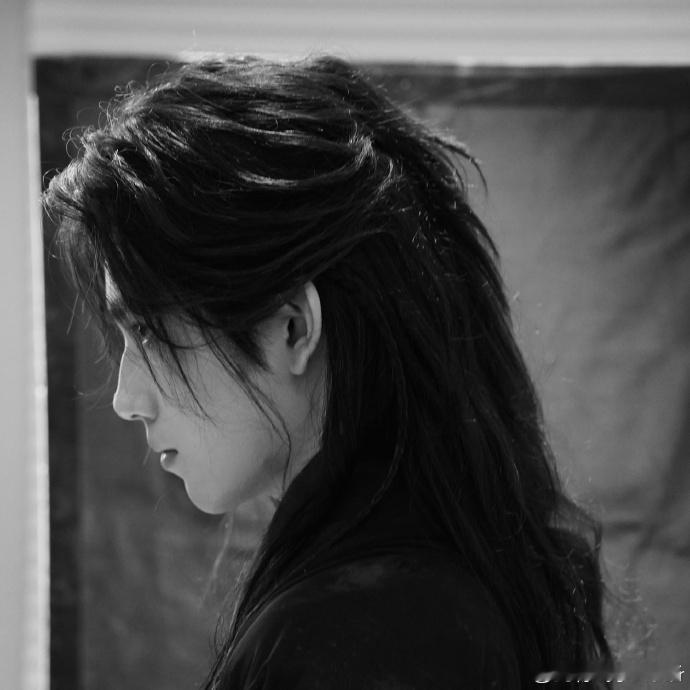 陈飞宇黑白侧颜照  陈飞宇分享师祖生图📸，这个老祖宗真的是有点帅呀，黑白侧颜的