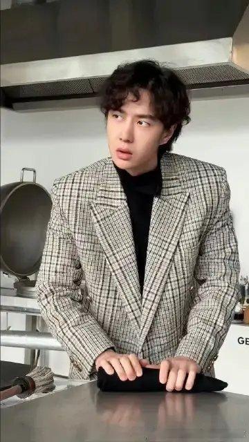 王一博进组被打假熟悉的流程又来喽，自己编瓜自己打假，流程挺成熟，看出来大明星时时