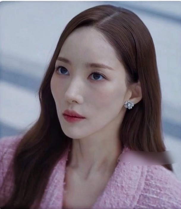 朴敏英咋瘦成这样了，金秘书那会多漂亮，脸型都崎岖了，还是有点肉好看…朴敏英怎么瘦