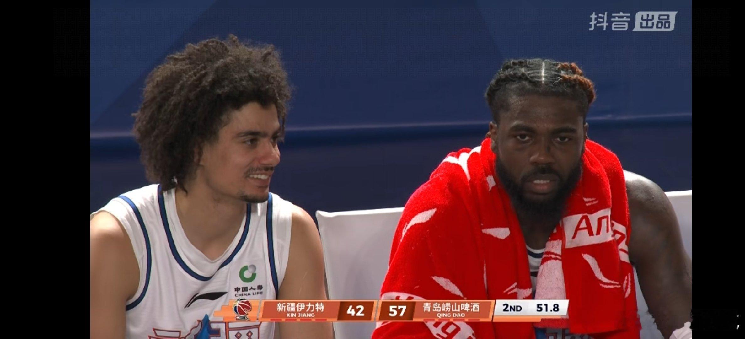 这哥们心态真好，还搁这笑呢新疆男篮vs青岛男篮cba