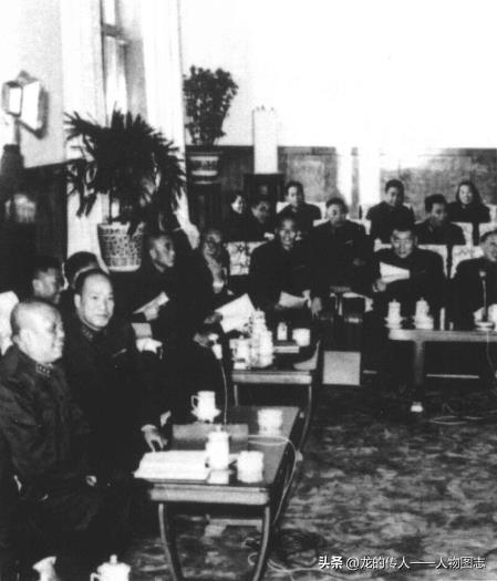 1964年，李达(左二)在第三届全国人民代表大会第一次会议的分组讨论会上，左一为