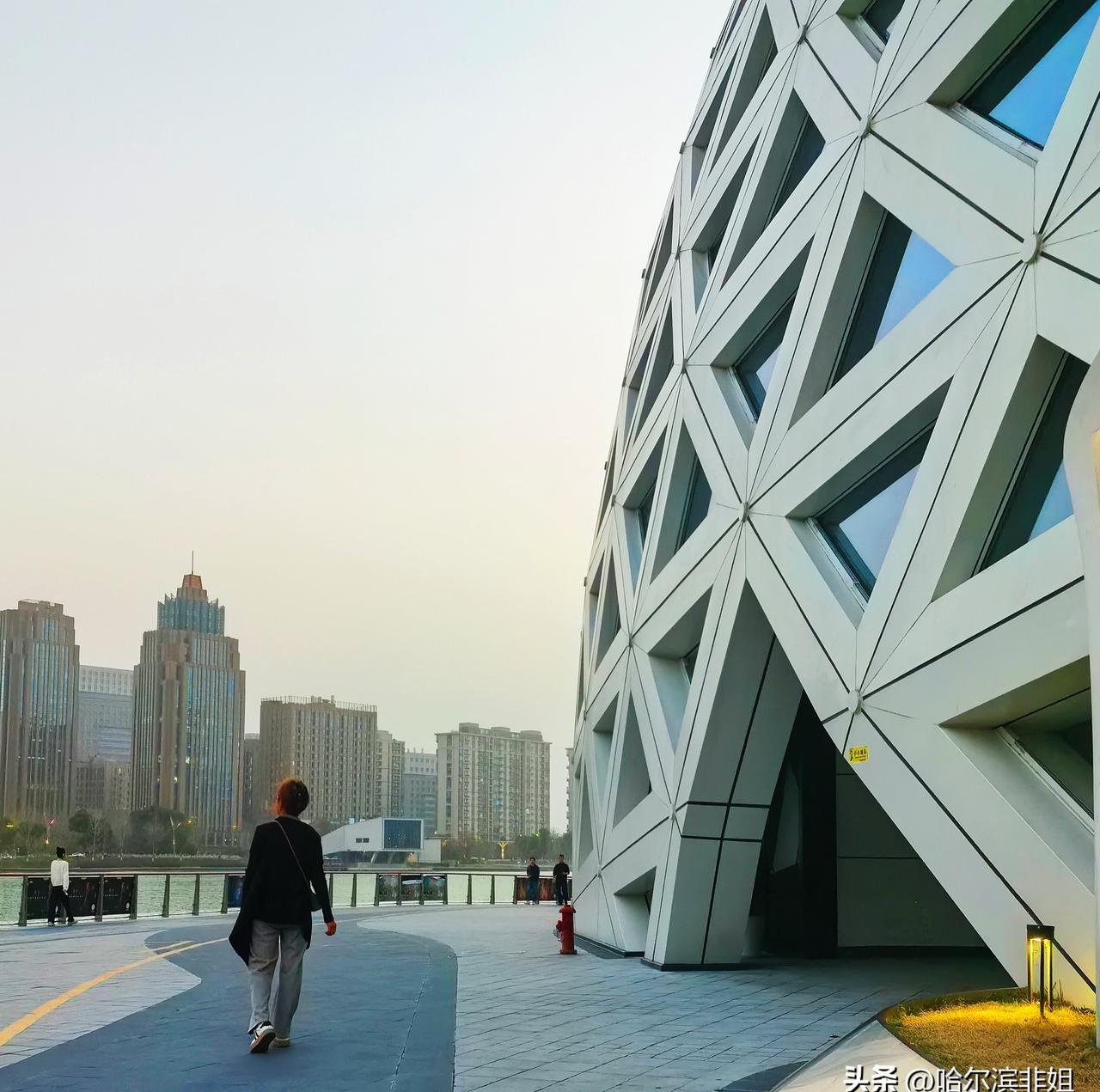 退休教师在串串店打工，

同事说她退休金比自己工资还高，

可没人信她真教过书。