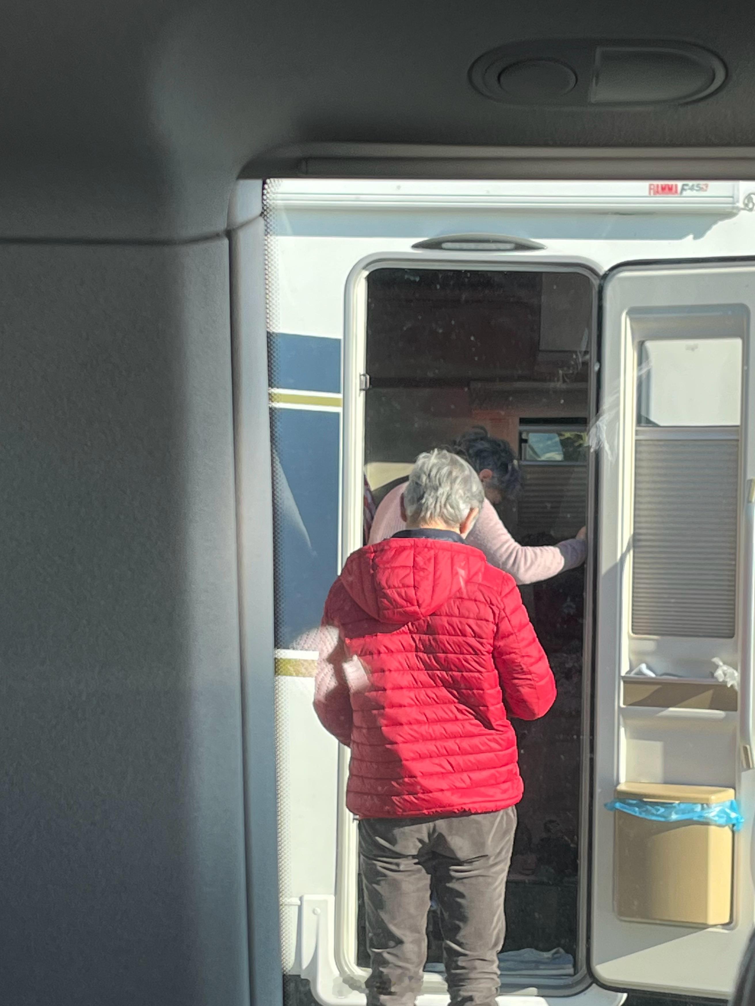 路上遇到开房车的都是老头老太，提前过上退休生活了