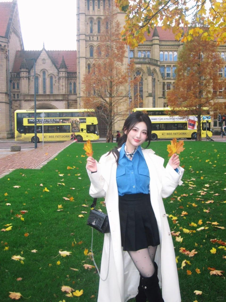 秋叶飘零，美人如画。分享一下你随手拍下的照片 秋叶氛围照 秋叶落叶