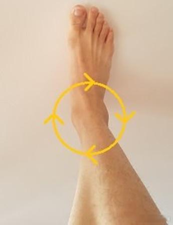 刚刚提到了蹲不下，如果你自己脚踝前面卡住，勾脚、下蹲、跳跃都受限，就可能和“踝背