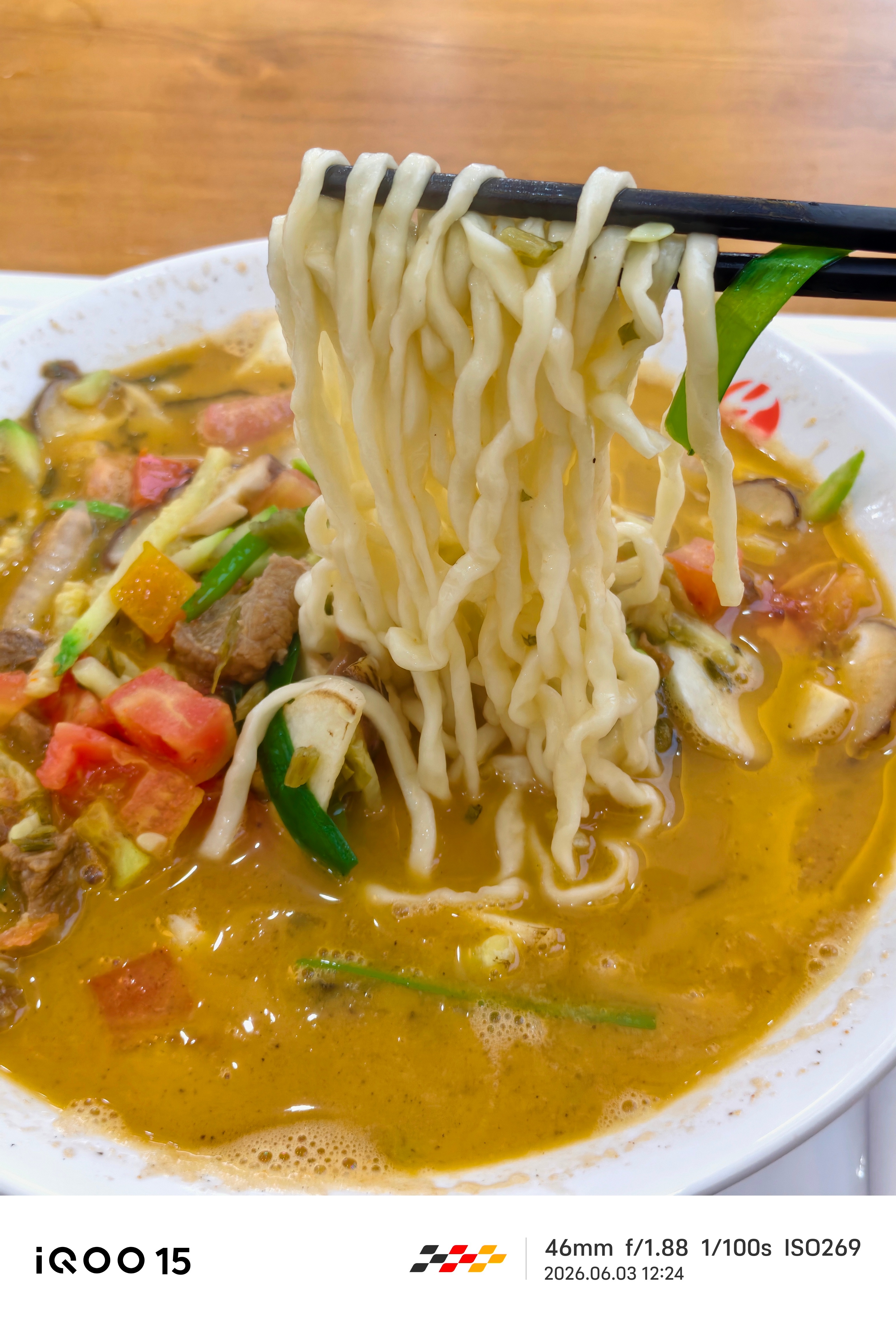 家附近开了一家次坞打面，马上过来尝一下，店里人超多，这个面确实劲道，味道偏清淡，