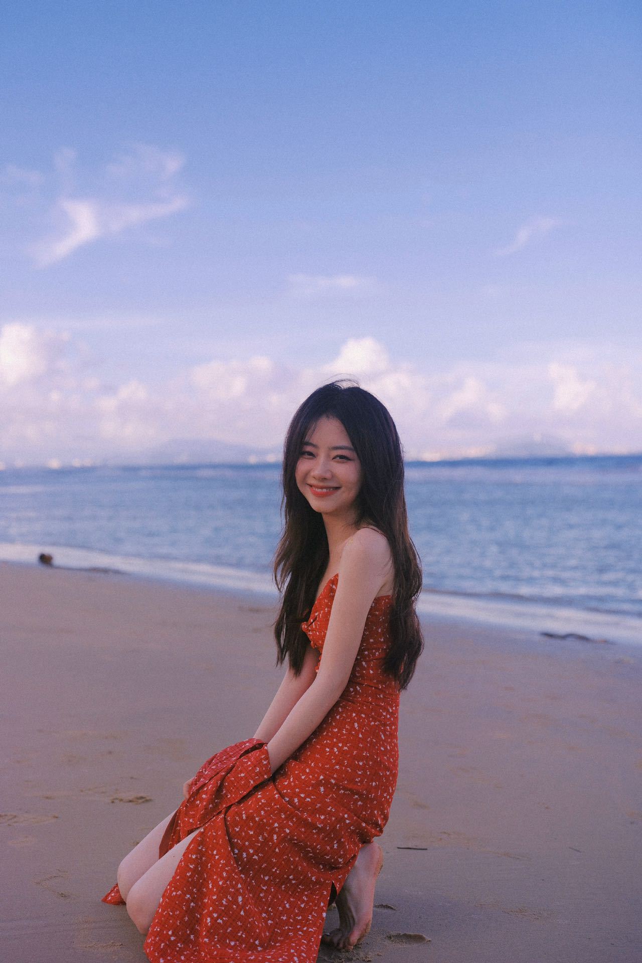 #谭松韵红色吊带碎花裙A甜感#谭松韵这组海边碎花照，清新脱俗，好养眼，可以做电脑