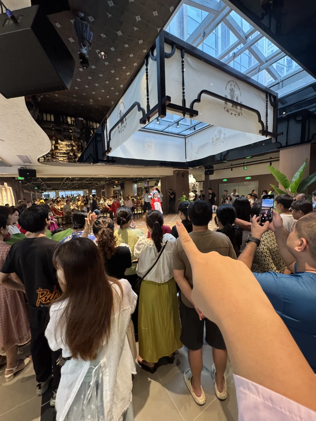 海口潮到没边了？？现在竟然可以边看琼剧边喝