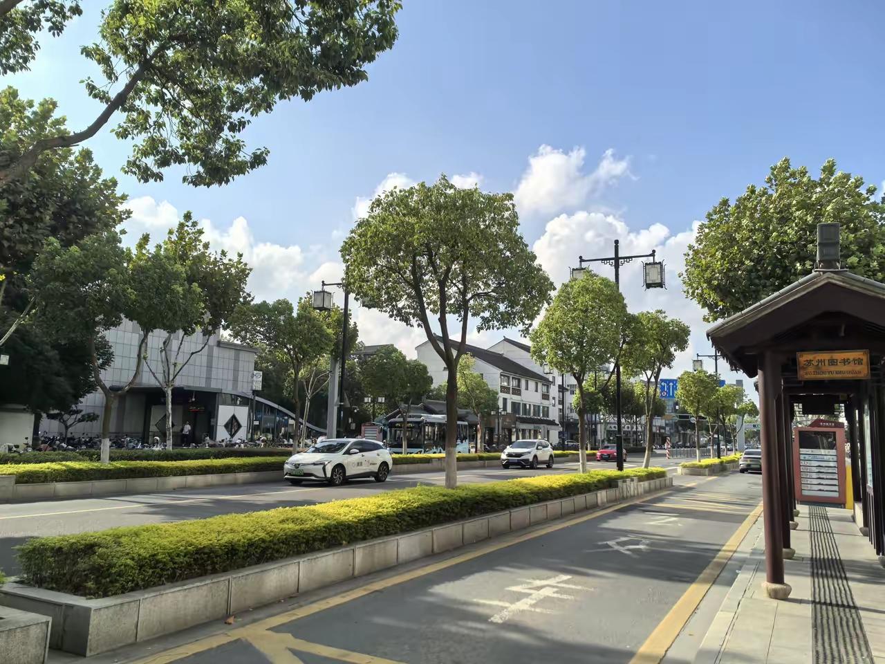《剧本与喷嚏》

谎言，是一场精心编排的戏
在开口之前
早已在心里默念了千遍
斟