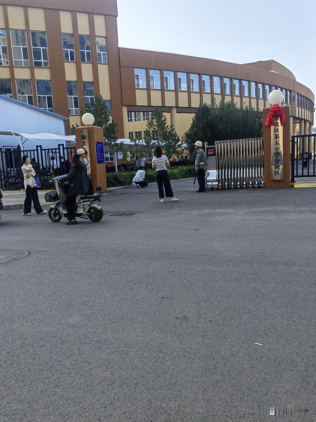 当榆次区第五中学初一来到文苑街小学
一、小学生是不许骑自行车的，五中则几乎每个初