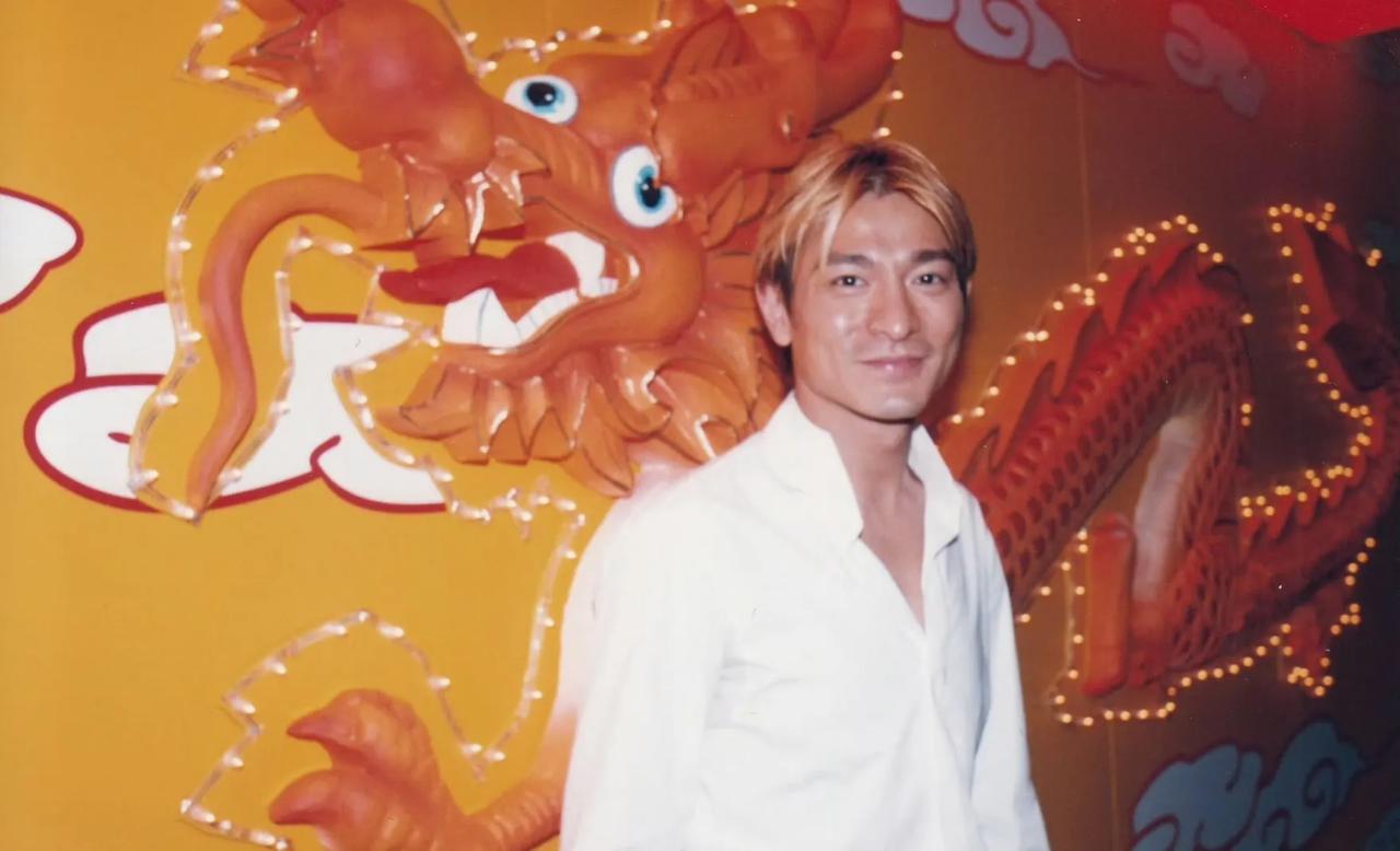 99年，
全国的男人都想染一个这样的头发！
这也是刘德华迄今为止最完美的发型。