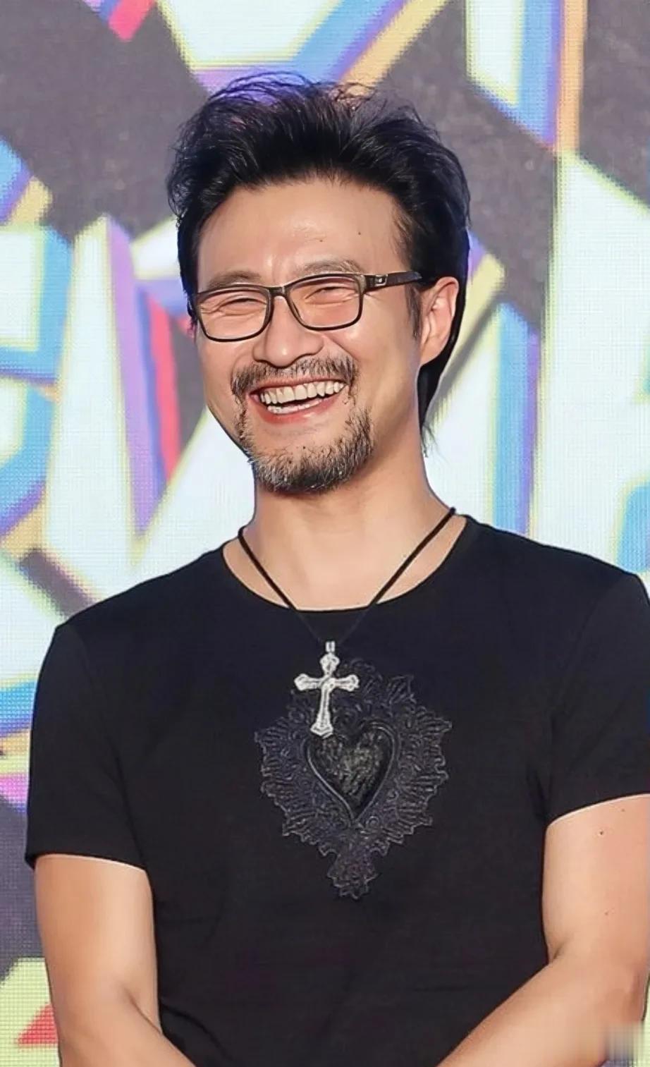 汪峰女友及前妻大盘点:

第一任:齐丹，美女主持人。

1998年相识，彼时的汪