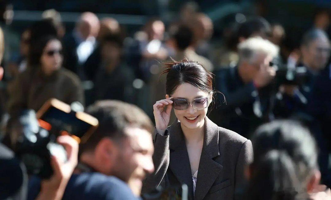 李沁就是很美很漂亮，以前嘲笑人家没商务，就是经纪人不行，然后人家参加花少，一大堆