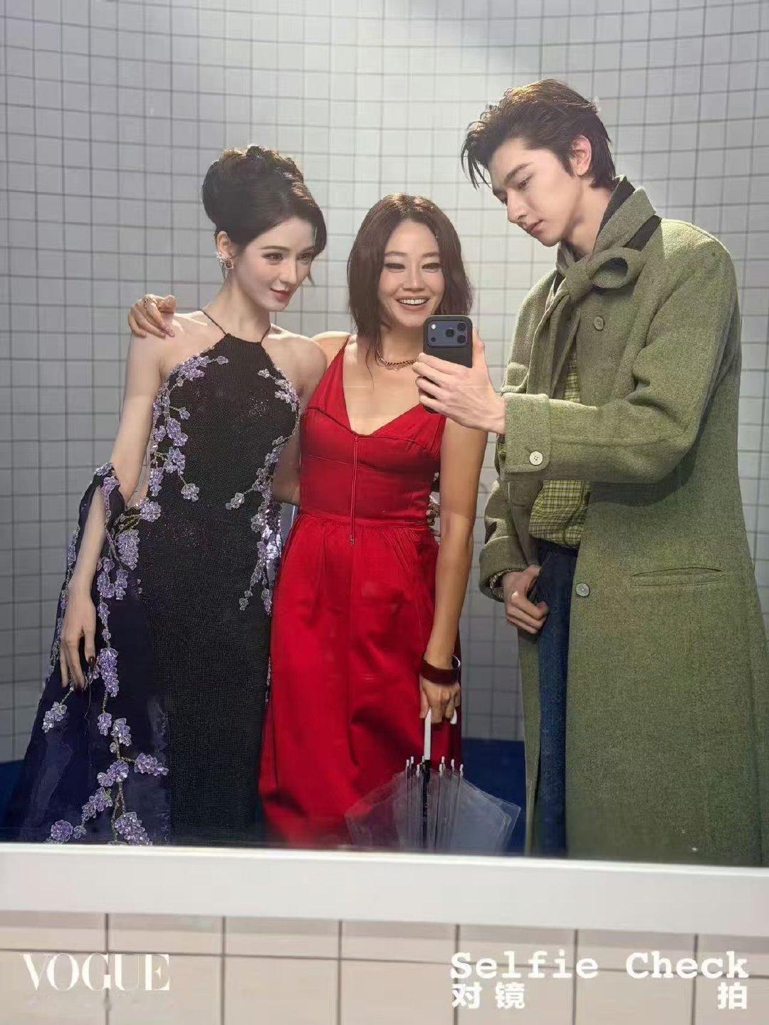 林一张予曦谭卓对镜自拍林一拍照给张予曦谭卓当手机支架林一张予曦谭卓vogue后台