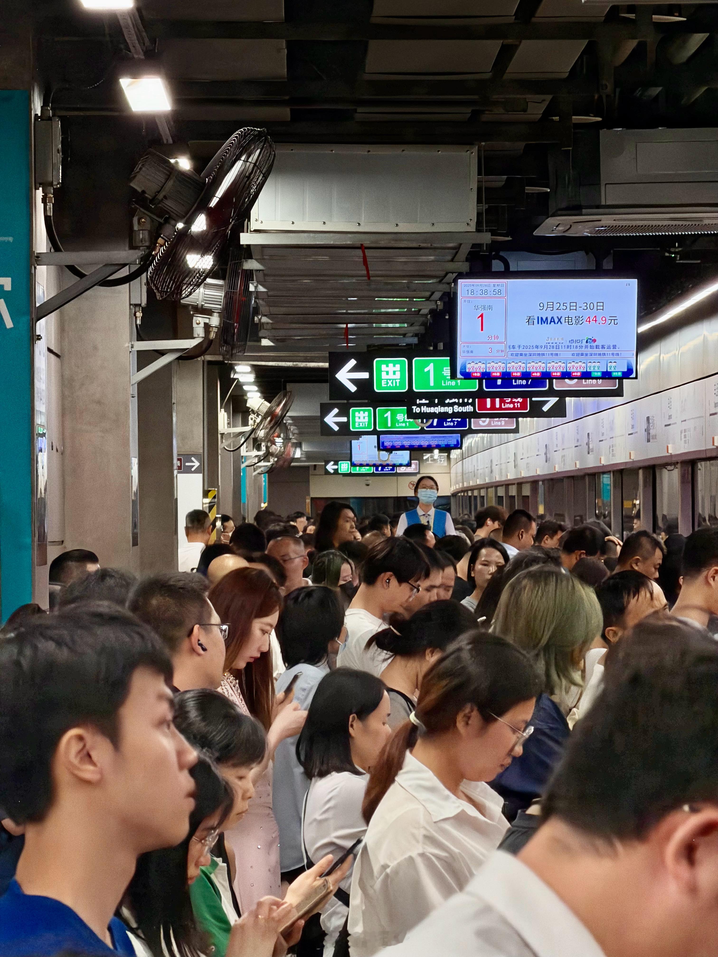 就是挤地铁的命啊[泪奔]咱就是说，怎么能这么离谱  ​​​