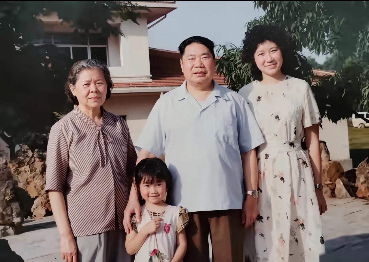 上将杨得志与家人合影，夫人端庄大方，我们都知道将军其名，可有人知道将军夫人名字？