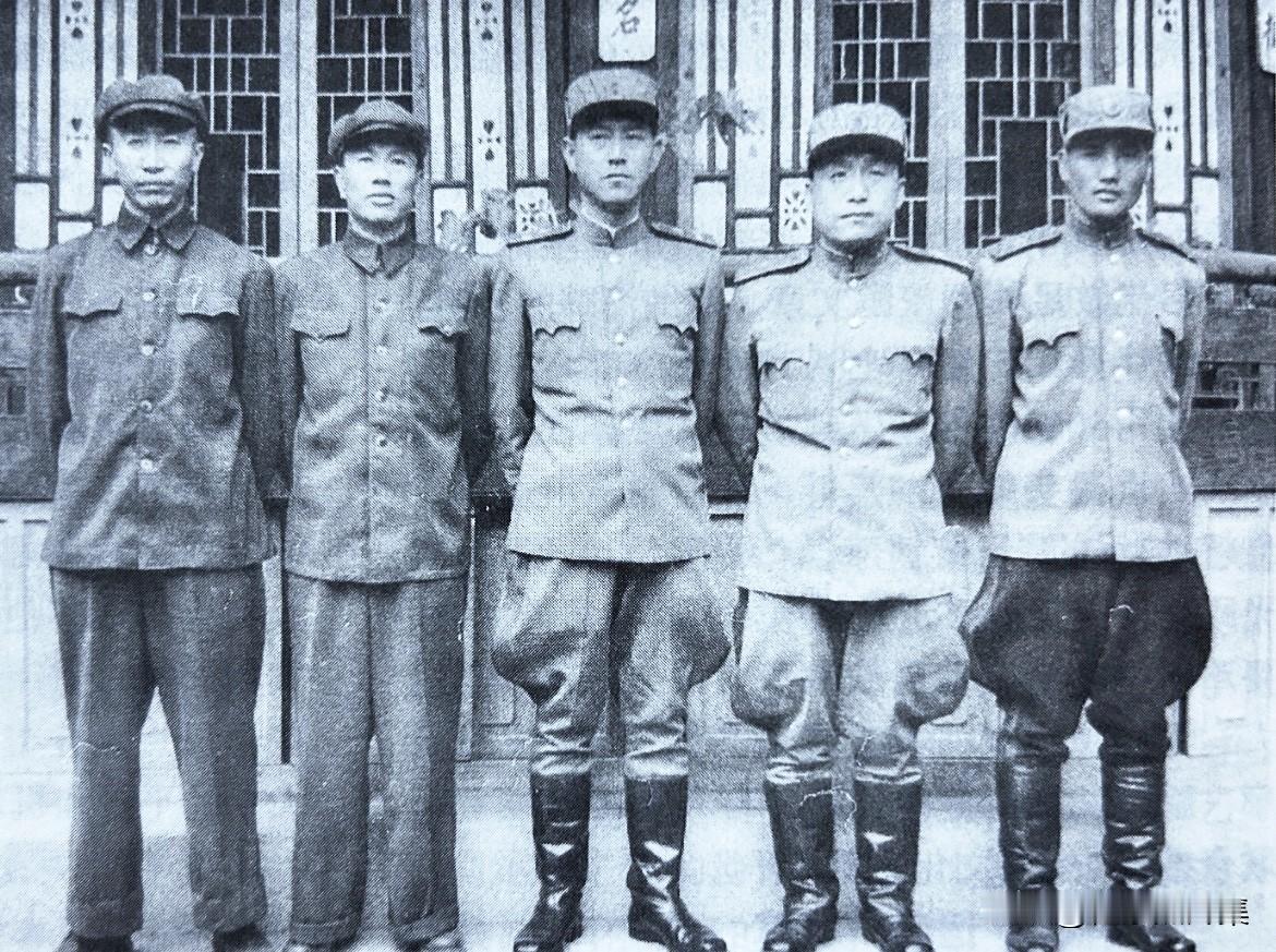 1950年7月10日，朝鲜停战谈判最初的朝、中方面代表合影。左起：解方、邓华、南