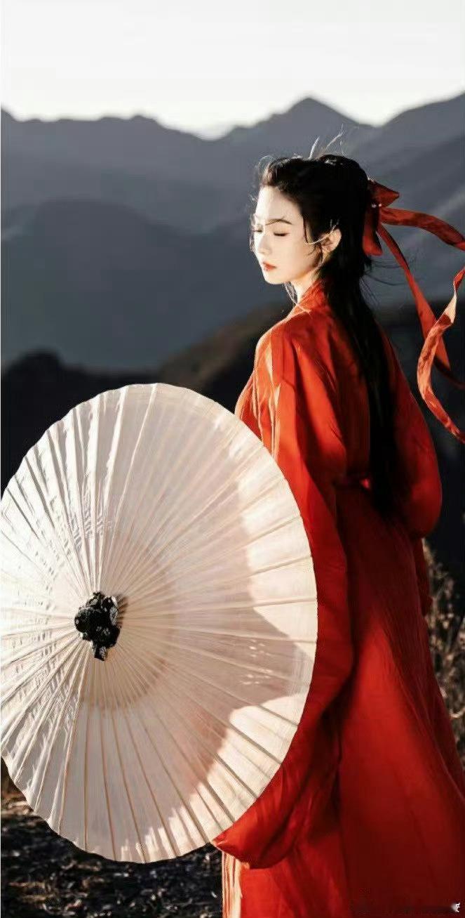 敦煌英雄张艺凡能飞张艺凡完美演绎飞天腾空，轻盈又充满力量。大漠背景下翩翩起舞，让