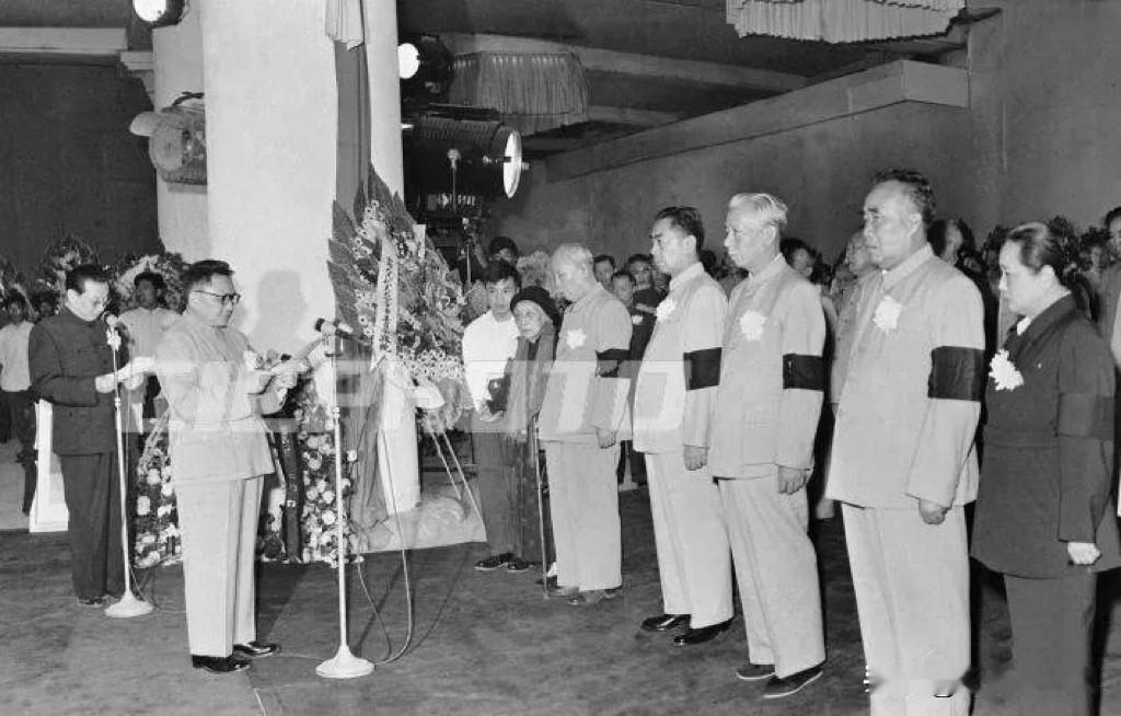1960年6月2日上午，首都各界人民一万多人在劳动人民文化宫隆重公祭林伯渠。刘少