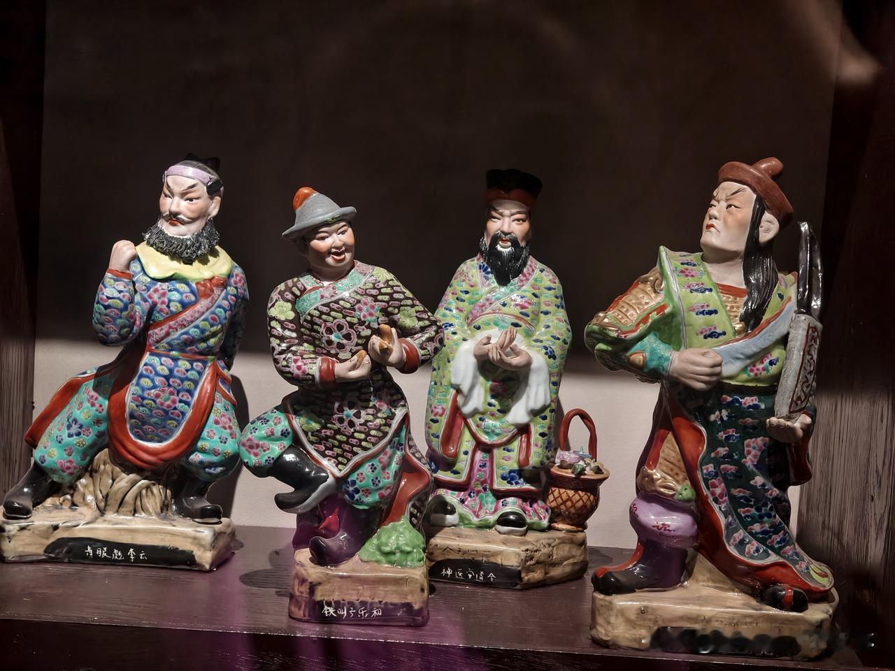 真心话茶局寻阳楼的这组瓷雕很生动，故事感很强，你认为它讲的是什么故事呢？
