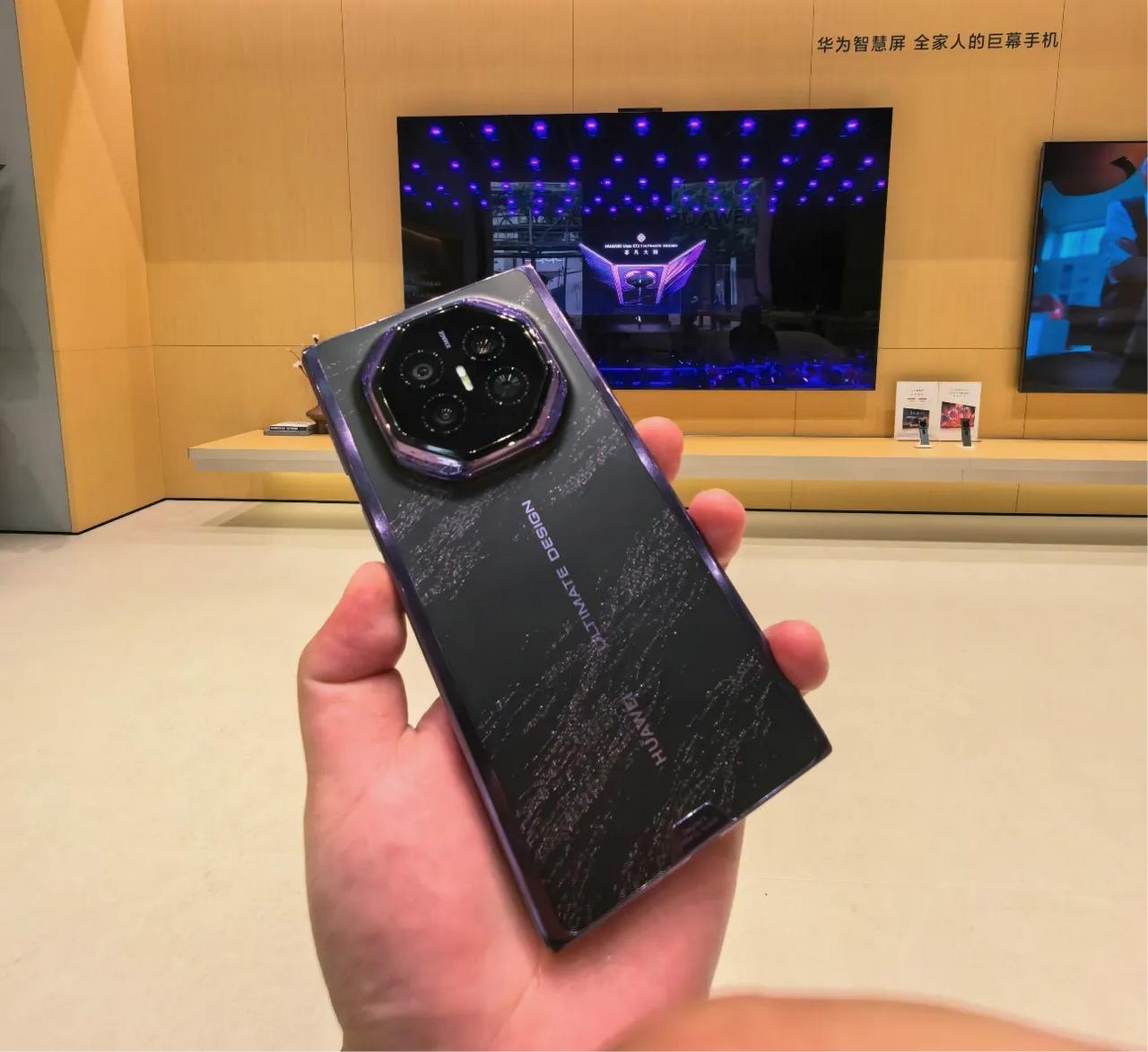 华为三折叠XT2实拍

图片来自网络。