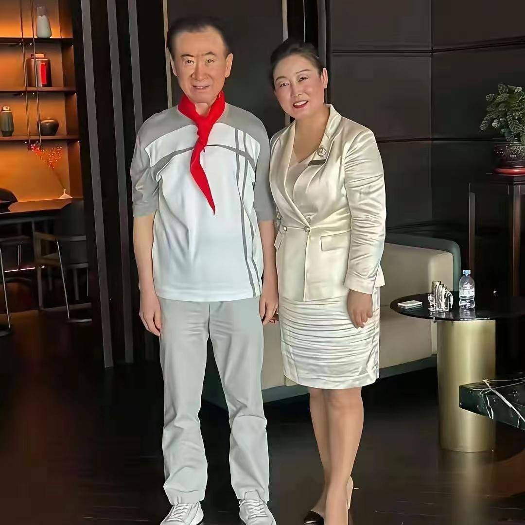 71岁的王健林看着一下老了好多。想当年他把一个亿叫“小目标”，多风光啊，巅峰时还