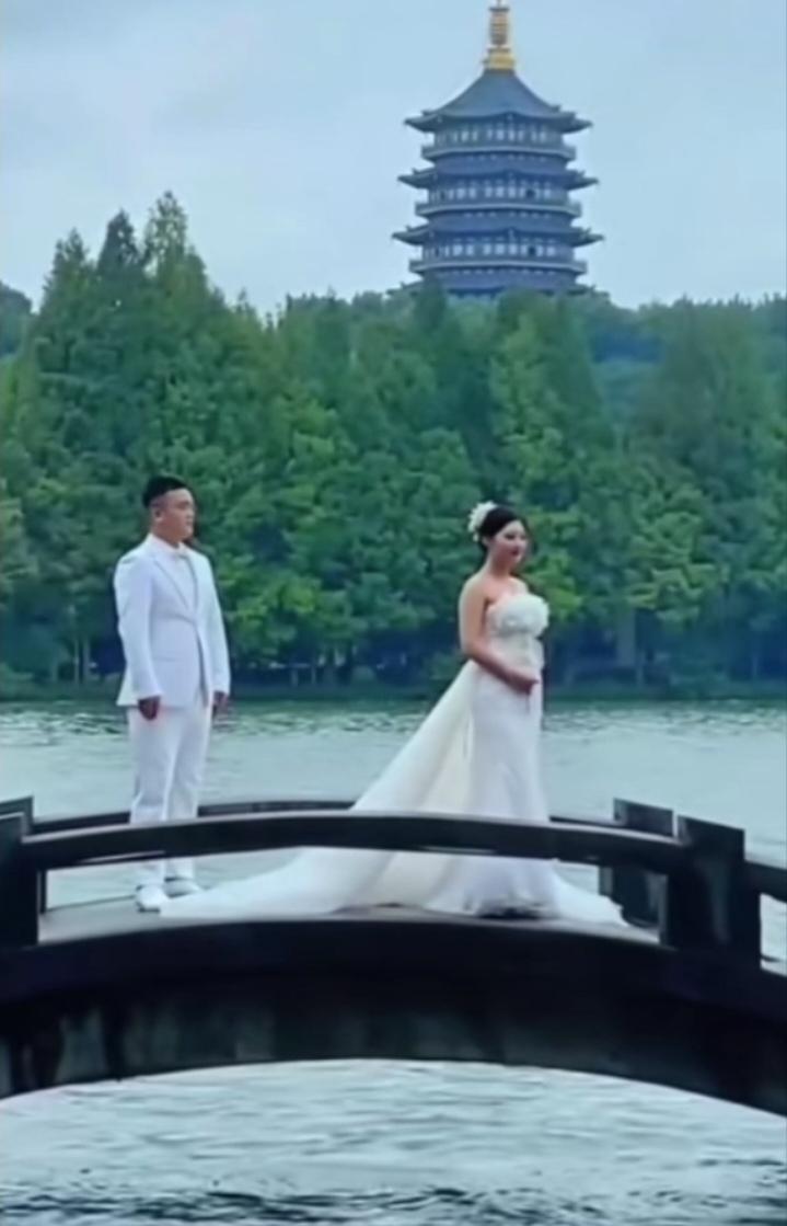 七绝  春日西湖即景


断桥牵手柳扶津，杏花又绽燕低巡。
红改白纱婚拍照，青山