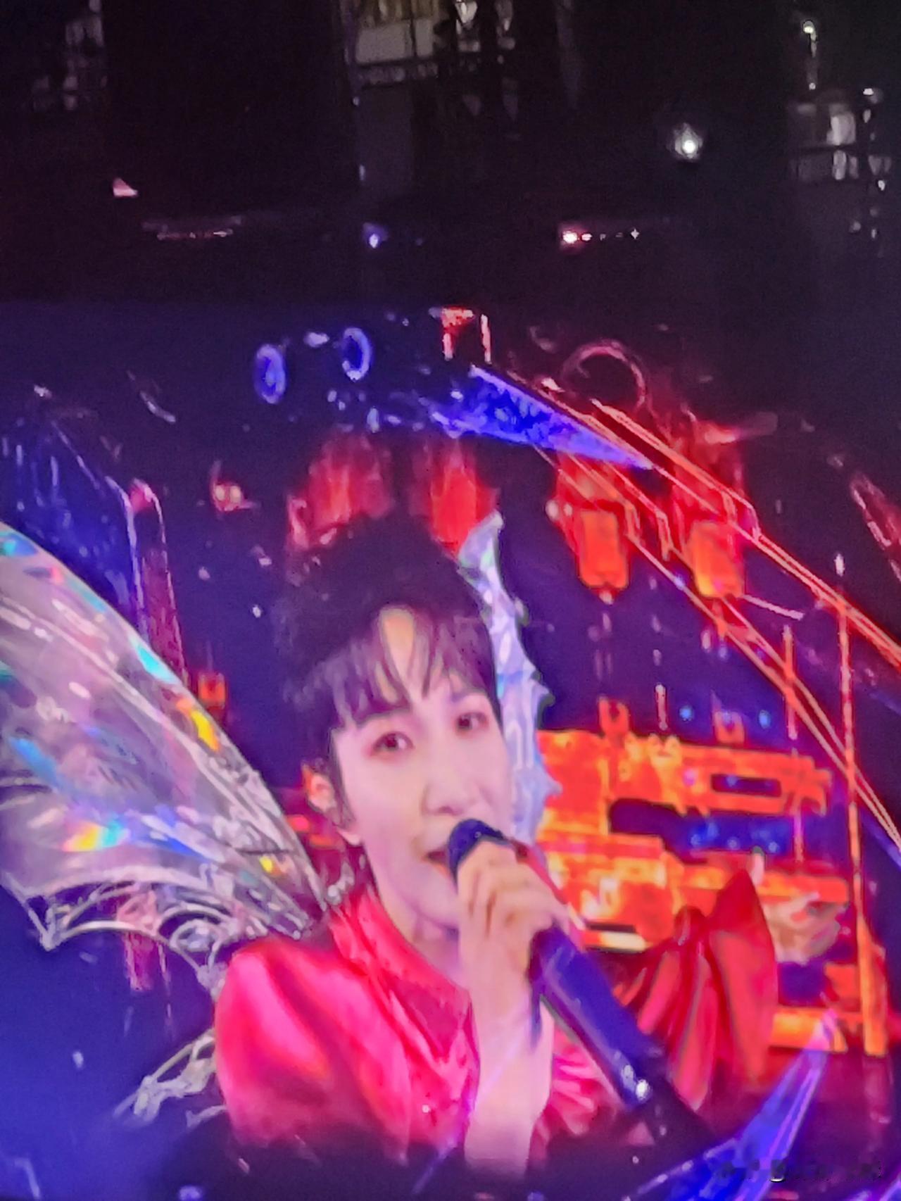 周深，你是怎么回事，演唱会上又是媳妇又是老公的[星星眼]真是越来越不避闲了[偷笑