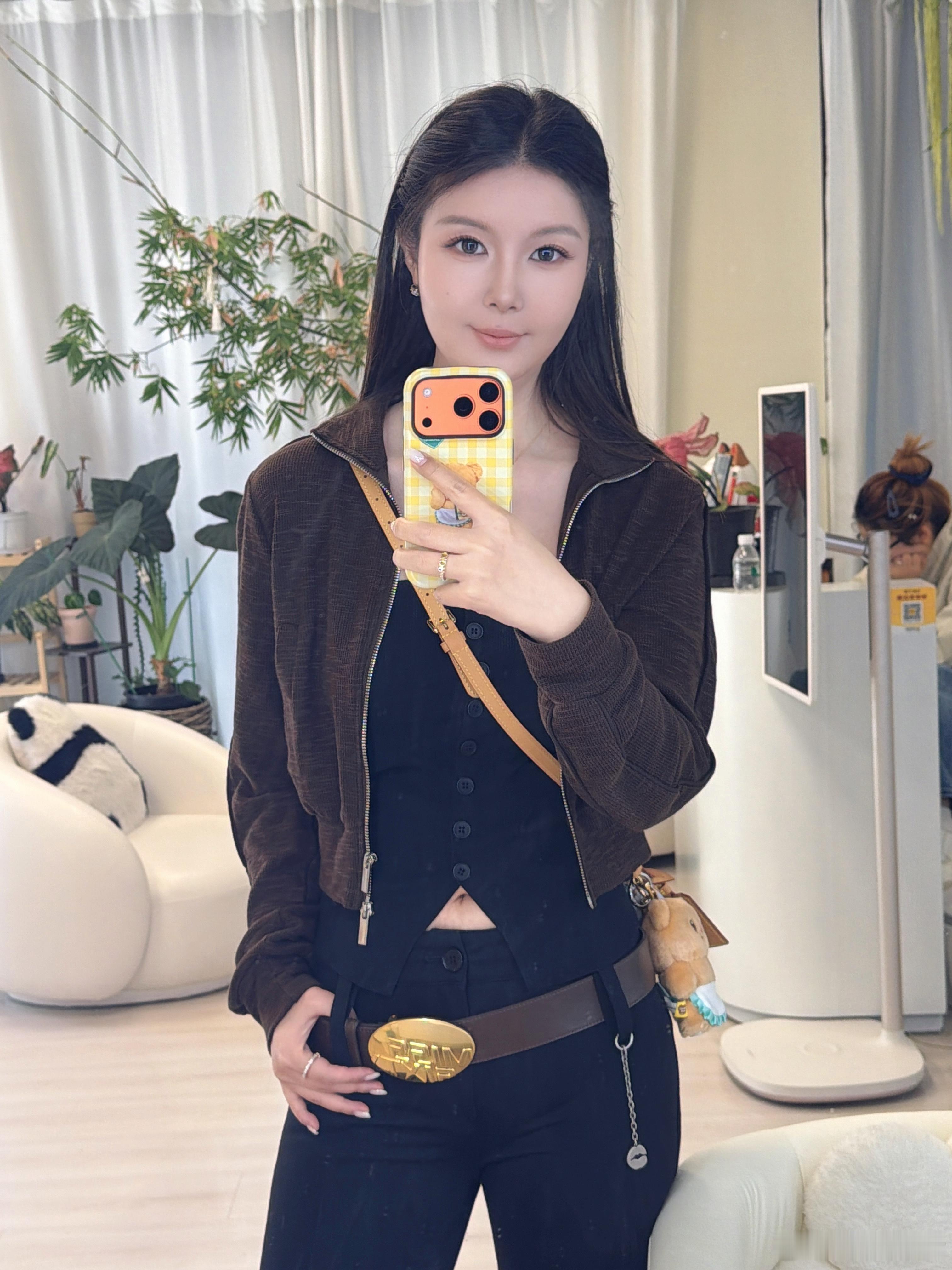 今天长这样呀～亚裔风，能看出来点吧？ 