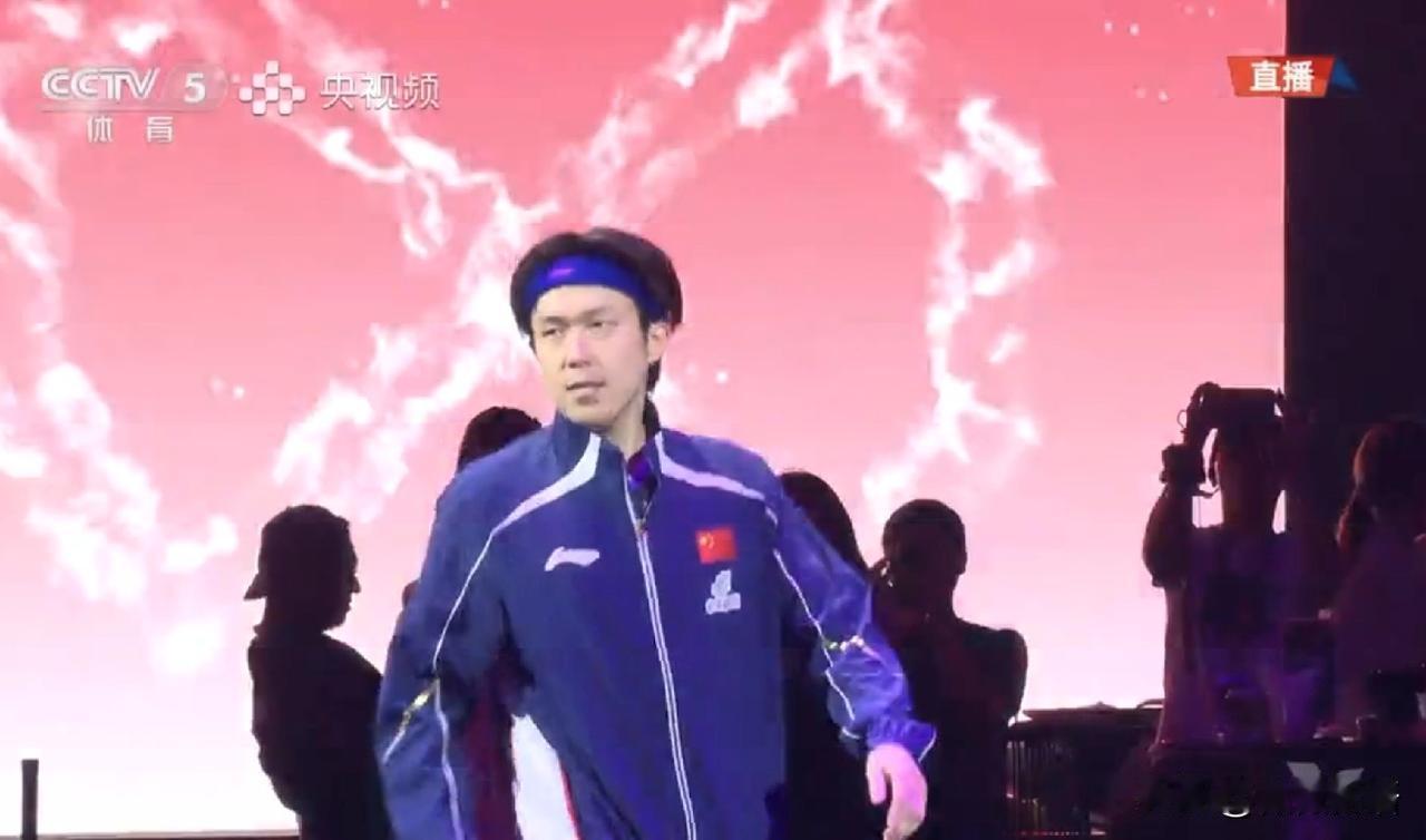 今晚王楚钦的场外是王皓。
看来这次新加坡大满贯赛王楚钦的场外又是孙逊和王皓替换着