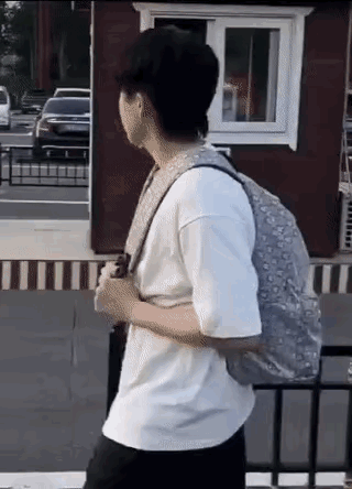 这书包对他来说有点小[呲牙]