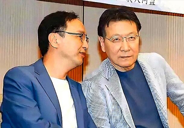 这两人在交流什么呢？不会是交流隐私，可能是在交流“隐公”。
他俩的“稳公”，就是