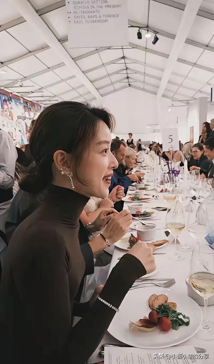 被33岁的章泽天的颜值狠狠惊艳到了，她的脸上竟然一点瑕疵和皱纹都没有，保养的实在