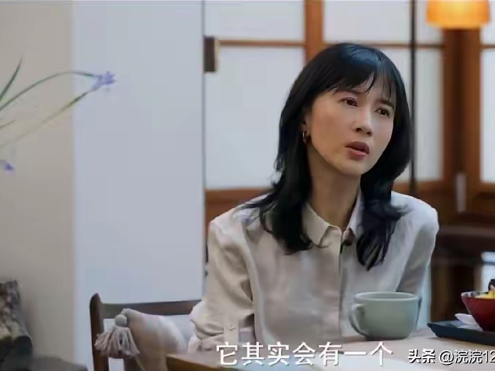 窦文涛问papi酱说：“你管父亲后来的妻子叫妈妈吗？”Papi酱说：“当然不叫了
