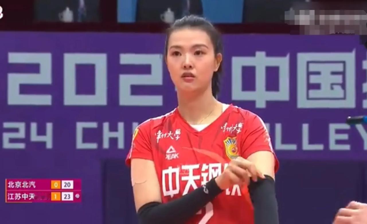[赞][玫瑰]张常宁复出后扣下第一个球！
女排联赛铜牌争夺战首回合，江苏女排3-