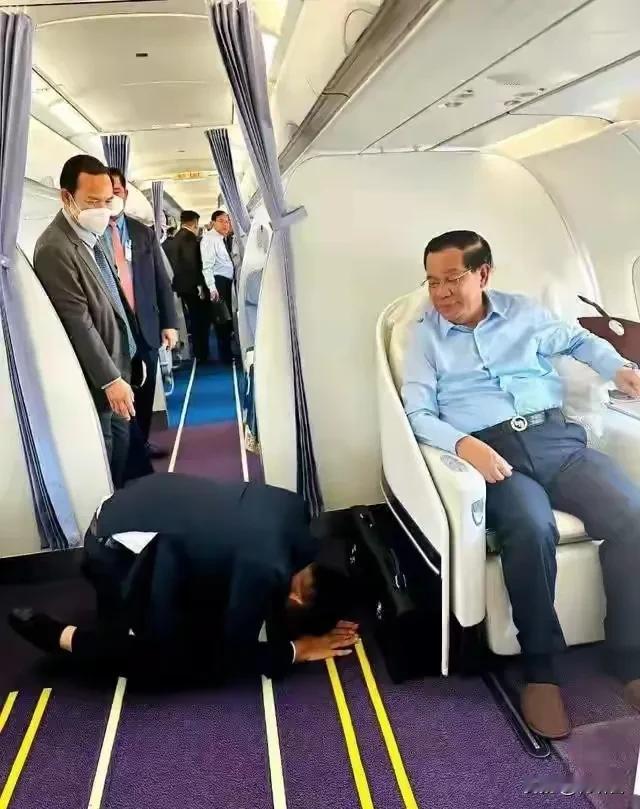 柬埔寨的商人为了带上公爵和勋爵真的是拼了，他们掐好时间点等着洪森上飞机后，直接过