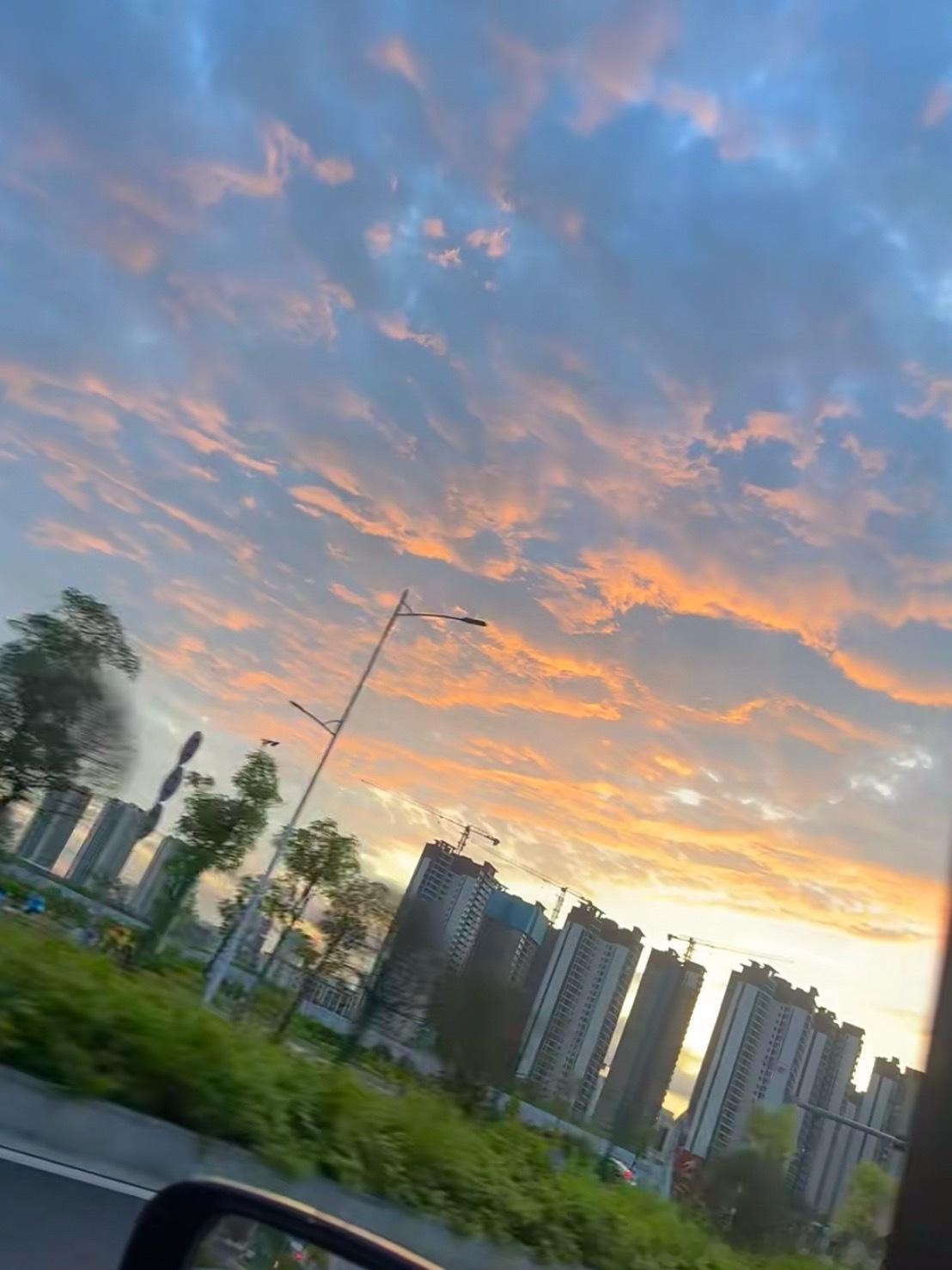 周一早，我的朋友们！看了眼盘面，现在情绪还算温和。今天咱们不急着下结论，先让数据
