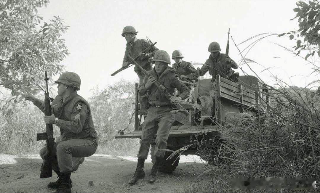 1967年12月美军第2步兵师在北纬17度线附近巡逻军事历史全触达 ​​​