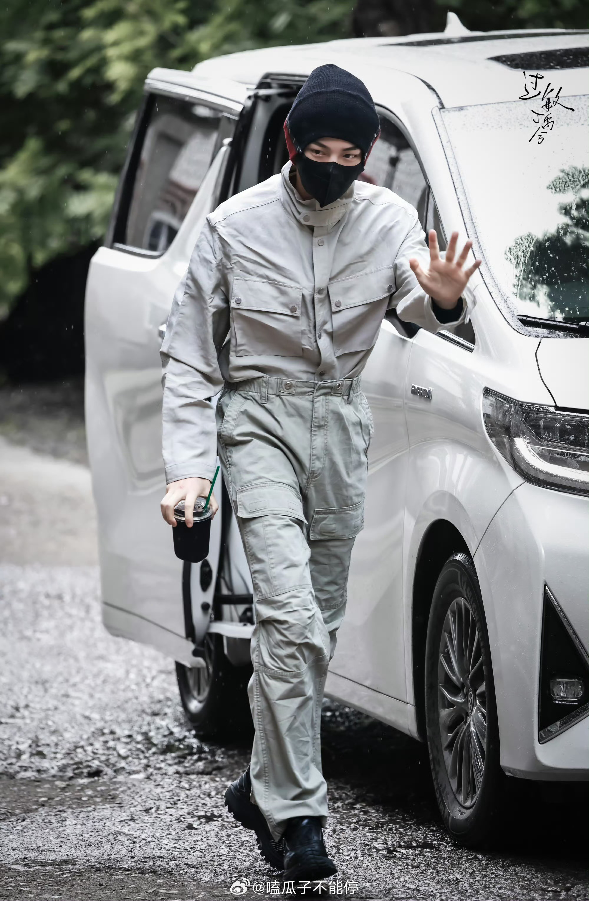 潮男丁禹兮上班了，帅哥穿的好严实热不热呀