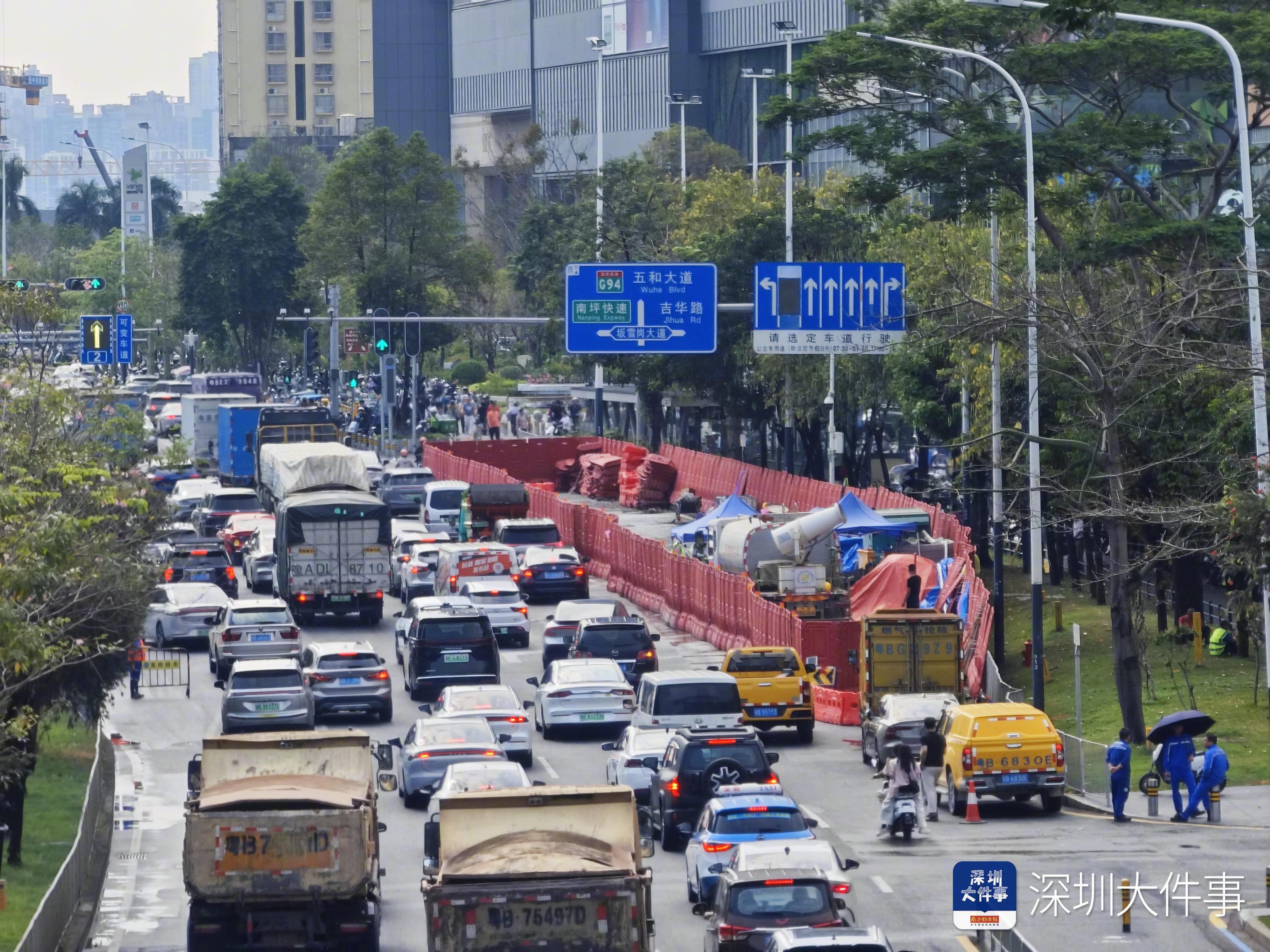 【#深圳布龙路突发路面下沉#，或与地下破碎带引发水土流失有关】#深圳路面下沉或因