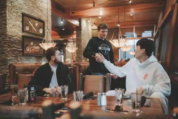 杨瀚森 开拓者官方写道：“都是一起打球的哥们，上周末杨瀚森请客，混音队全队聚餐。