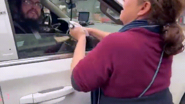 “打起来，打起来，打起来！”5月7日，一名支持极右翼犹太人的美国大妈，在美国纽约