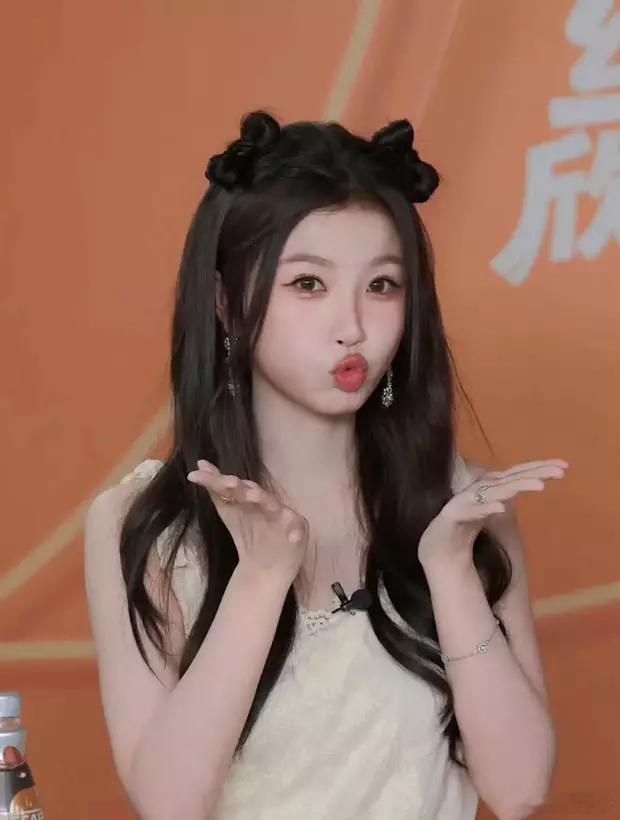 虞书欣变身小猫，甜美可爱。 ​​​