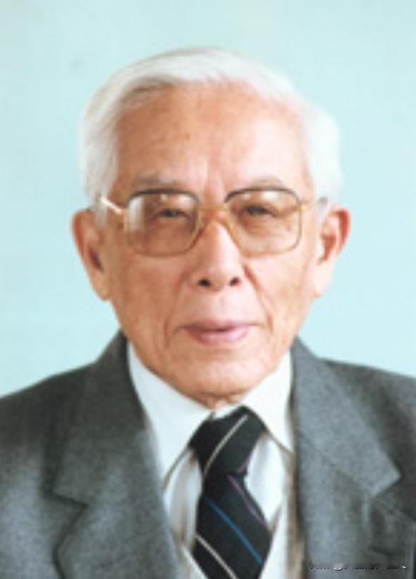 1993年，92岁的前北大校长周培源晨练回家后，对着妻子说：“我爱你！”妻子回看