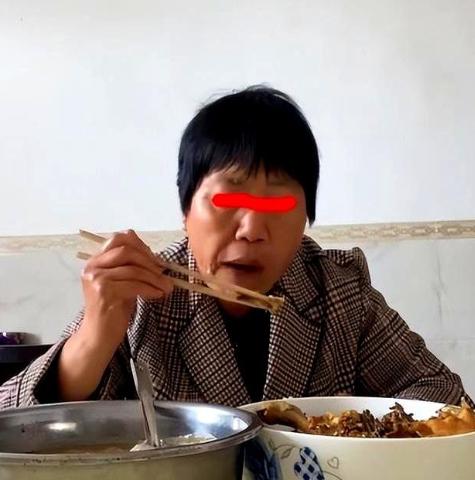 江西上饶李婶，一个平平无奇的五十四岁农村妇女，最近在十里八乡火得一塌糊涂！

她