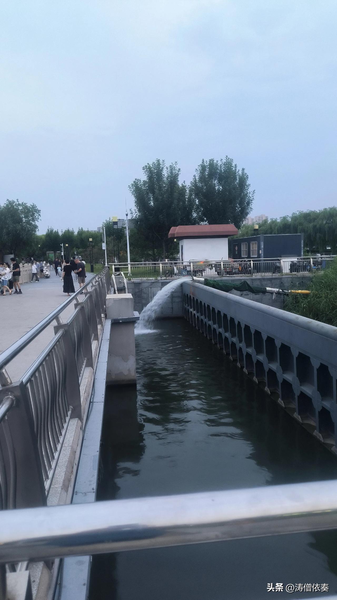 保定东湖北园这根24小时注水的管子，竟是湖水清澈关键

沿锦湖大街，走进东湖公园