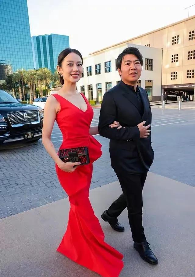 这个不敢让他干活的女人，跟朗朗越来越有夫妻相了！谁都可以抱怨丈夫不帮自己干家务活